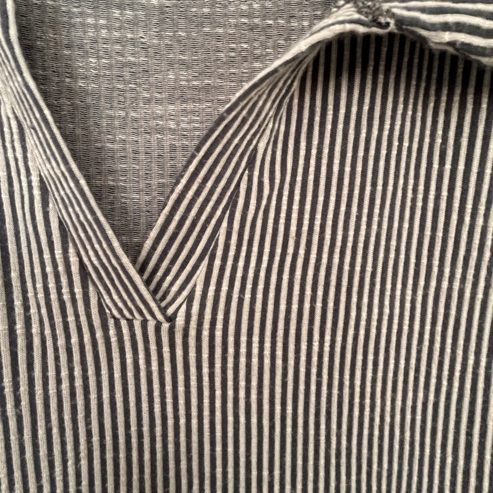 Lularoe Courtney Top in large and Xl - Picture 2 of 6